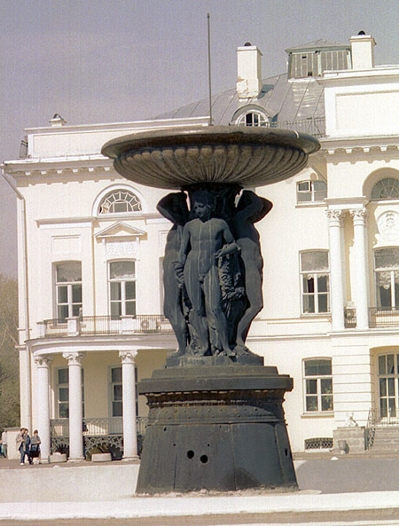Фонтан работы Витали в центре парадного двора. Фото 2001г.