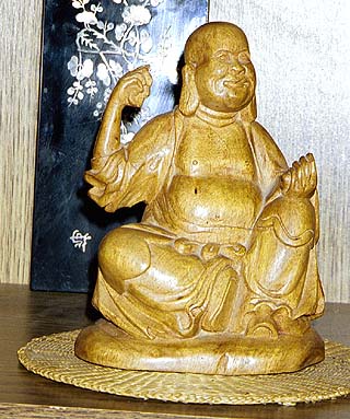 Изображение Будды Нанди (красное дерево)